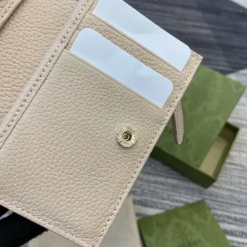 Gucci 815874 GG Emblem Střední peněženka Béžová