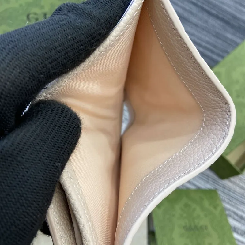 Gucci 815874 GG Emblem Střední peněženka Béžová