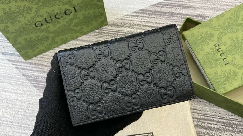Gucci 815874 GG Emblem: Střední černá peněženka spojující luxus a praktičnost