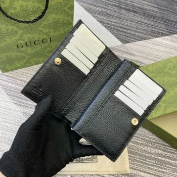 Gucci 815874 GG Emblem Střední peněženka Černá