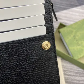 Gucci 815874 GG Emblem Střední peněženka Černá