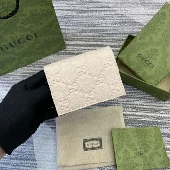 Gucci 815901 GG Emblem mini peněženka béžová — kompaktní luxus s praktickým designem