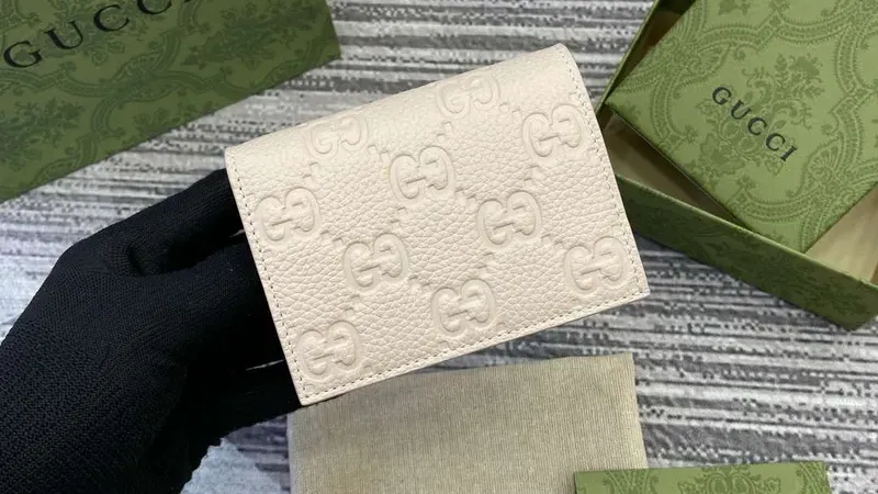 Gucci 815901 GG Emblem mini peněženka béžová — kompaktní luxus s praktickým designem