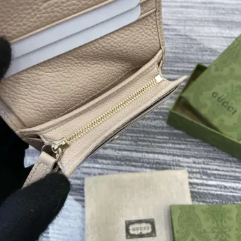 Gucci 815901 GG Emblem mini peněženka béžová