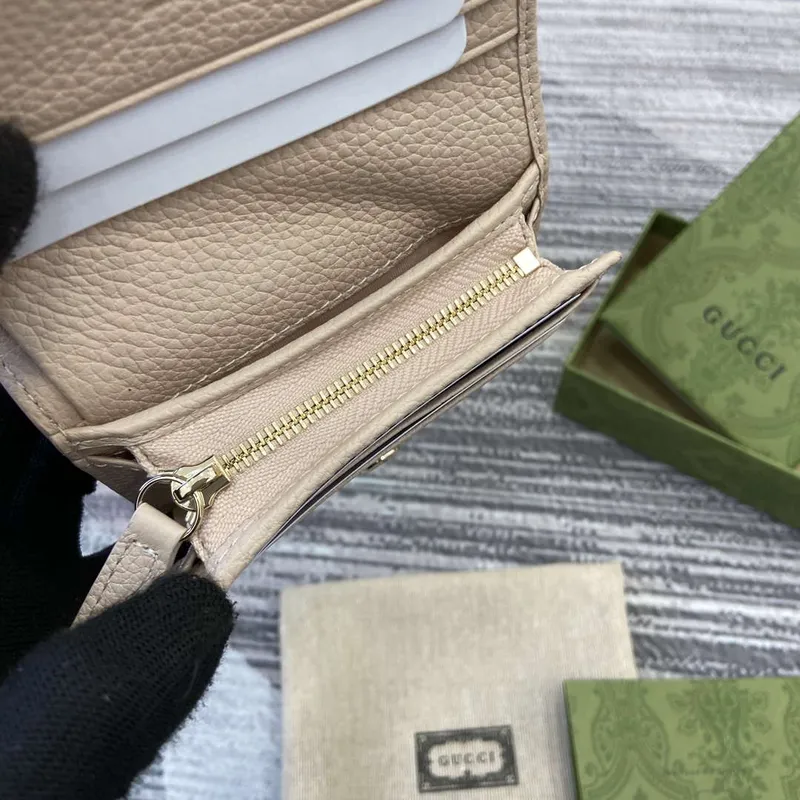 Gucci 815901 GG Emblem mini peněženka béžová