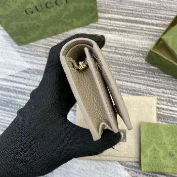 Gucci 815901 GG Emblem mini peněženka Taupe