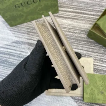 Gucci 815901 GG Emblem mini peněženka Taupe