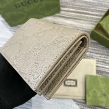 Gucci 815901 GG Emblem mini peněženka Taupe