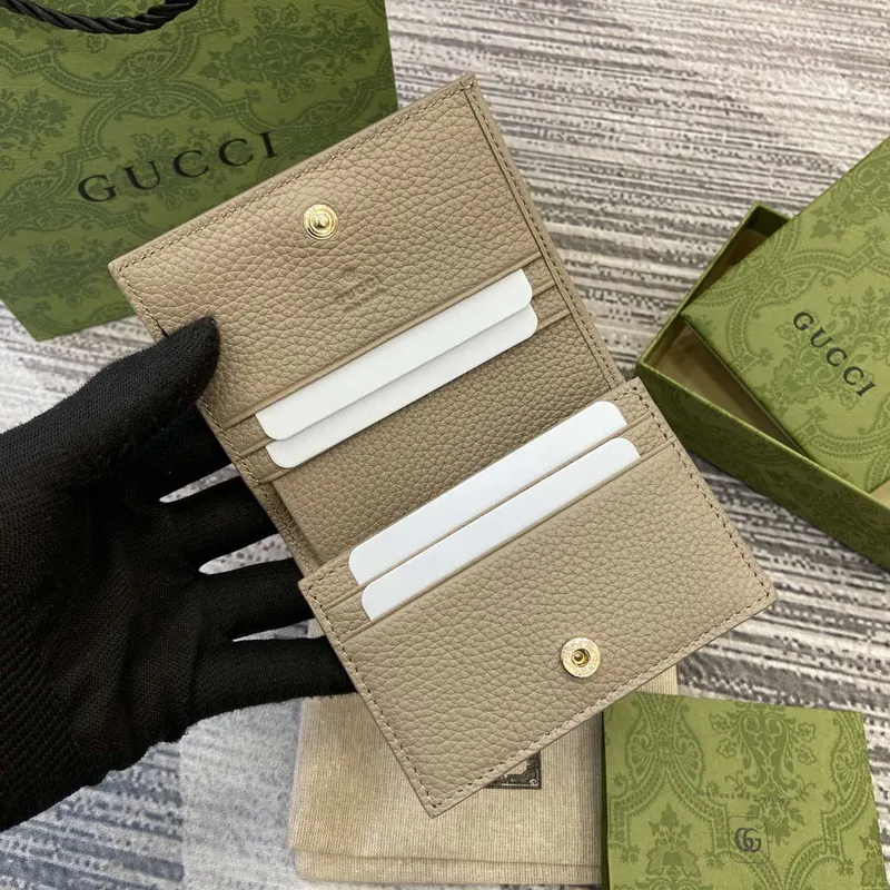 Gucci 815901 GG Emblem mini peněženka Taupe