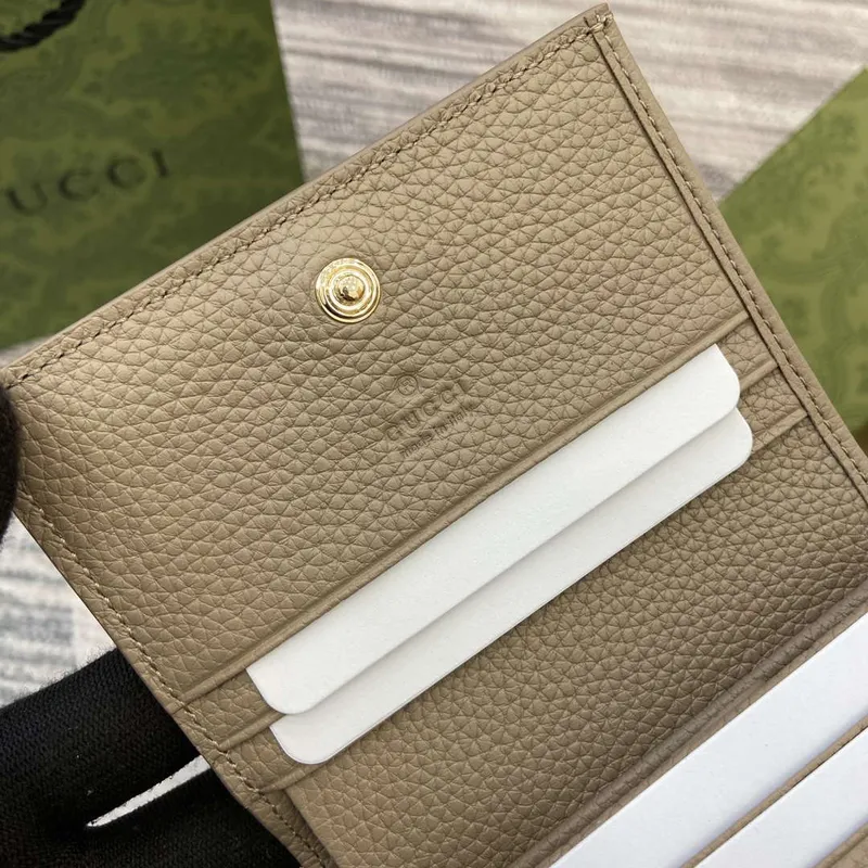 Gucci 815901 GG Emblem mini peněženka Taupe