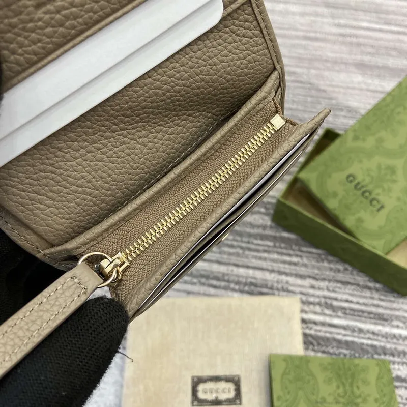 Gucci 815901 GG Emblem mini peněženka Taupe