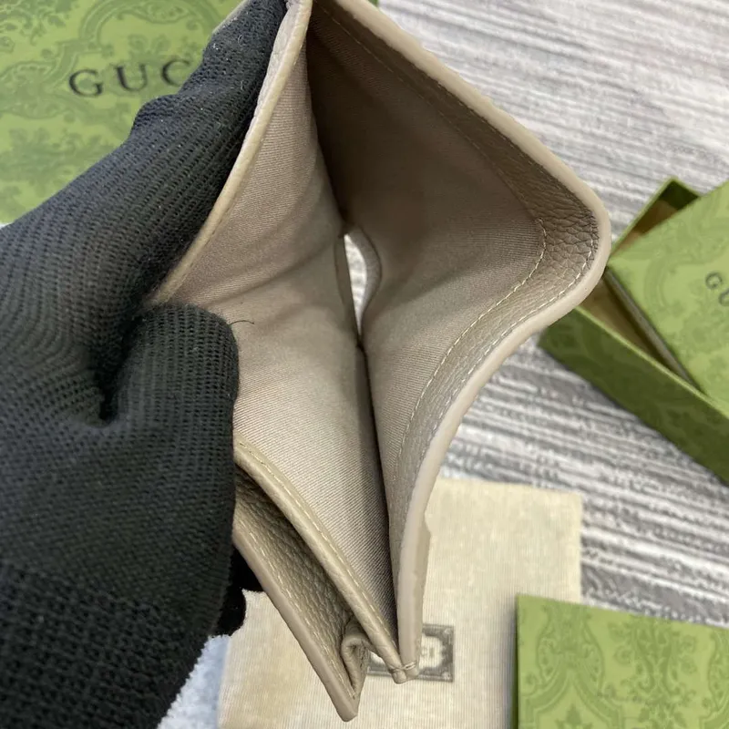 Gucci 815901 GG Emblem mini peněženka Taupe