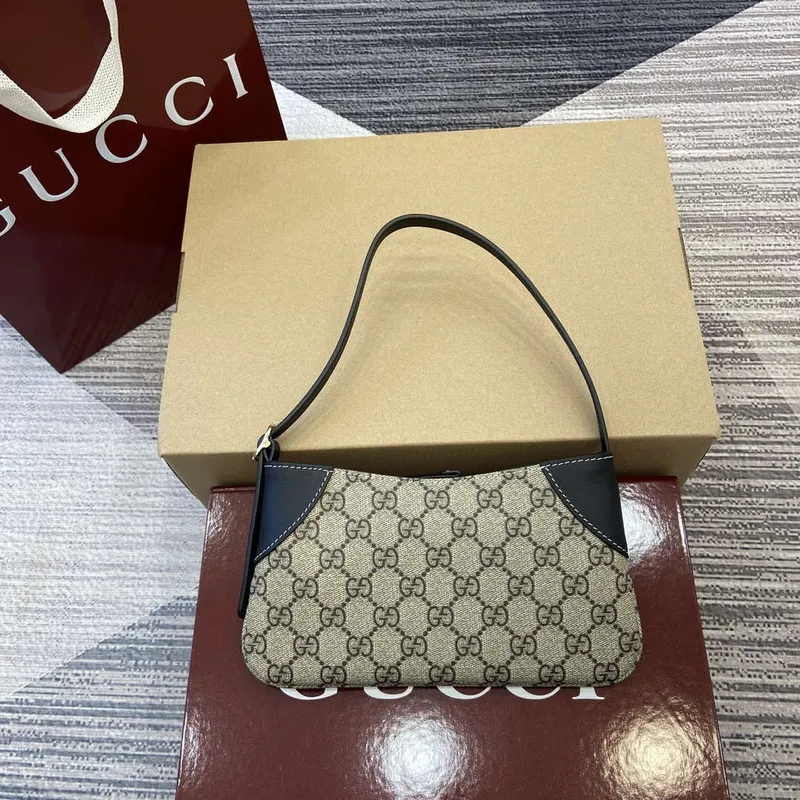 Gucci 820696 GG Emblem super mini ramenní taška béžová a černá