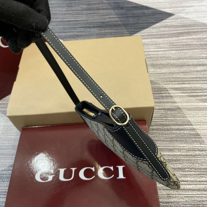 Gucci 820696 GG Emblem super mini ramenní taška béžová a černá