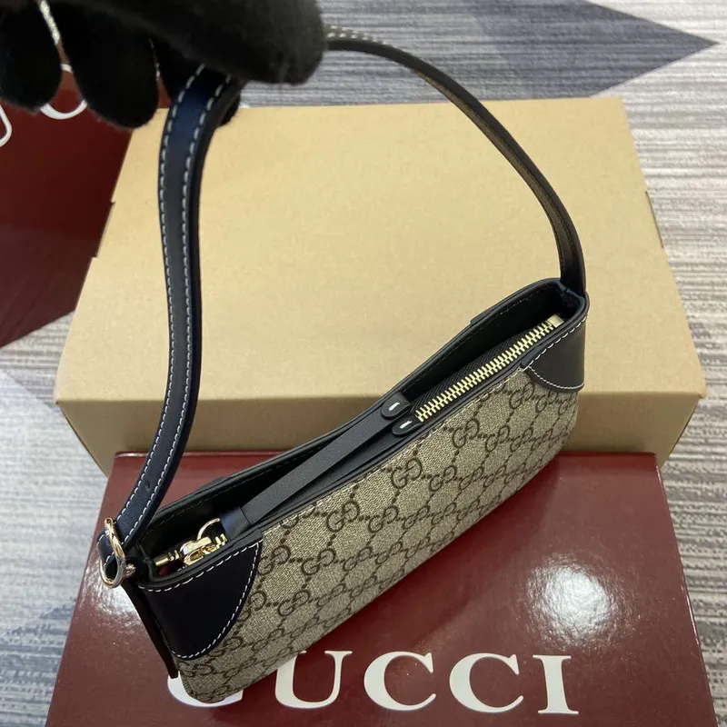 Gucci 820696 GG Emblem super mini ramenní taška béžová a černá