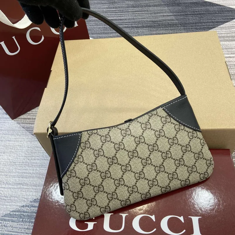 Gucci 820696 GG Emblem super mini ramenní taška béžová a černá