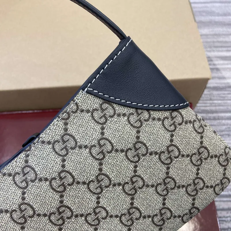 Gucci 820696 GG Emblem super mini ramenní taška béžová a černá