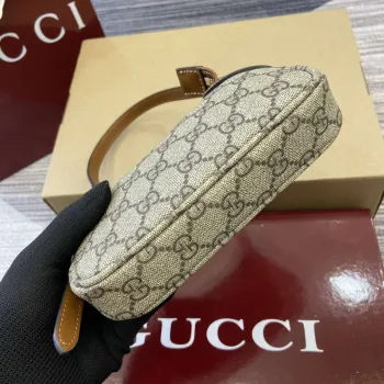 Gucci 820696 GG Emblem super mini ramenní taška béžová a hnědá