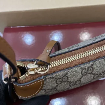 Gucci 820696 GG Emblem super mini ramenní taška béžová a hnědá