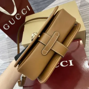 Gucci 815211 GG Emblem mini ramenní taška béžová a hnědá