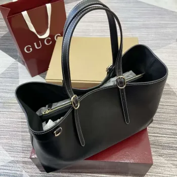 Gucci 815213 GG Emblem střední taška přes rameno černá kůže