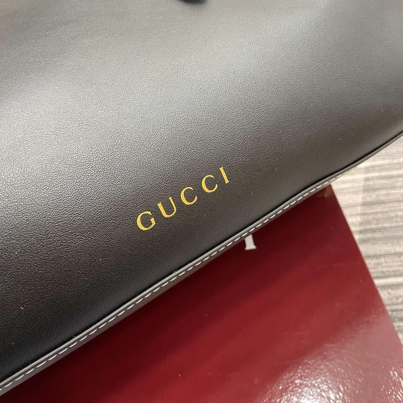 Gucci 815213 GG Emblem střední taška přes rameno černá kůže