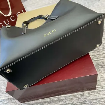 Gucci 815213 GG Emblem střední taška přes rameno černá kůže