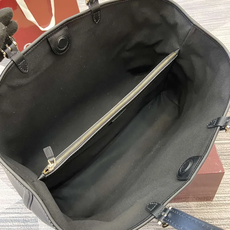 Gucci 815213 GG Emblem střední taška přes rameno černá kůže