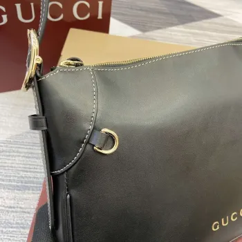 Gucci 815216 GG Emblem střední kabelka přes rameno Černá