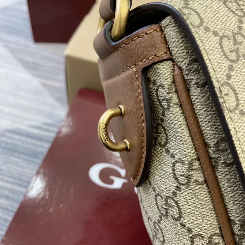 Gucci 821154 GG Emblem střední crossbody taška Béžová a tmavě hnědá