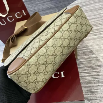 Gucci 821154 GG Emblem střední crossbody taška Béžová a tmavě hnědá