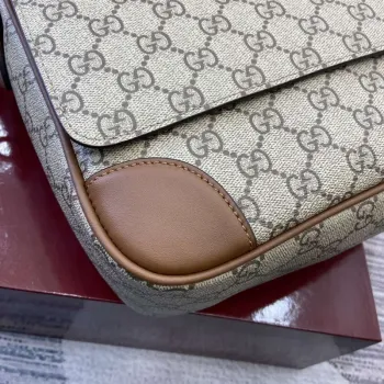 Gucci 821154 GG Emblem střední crossbody taška Béžová a tmavě hnědá