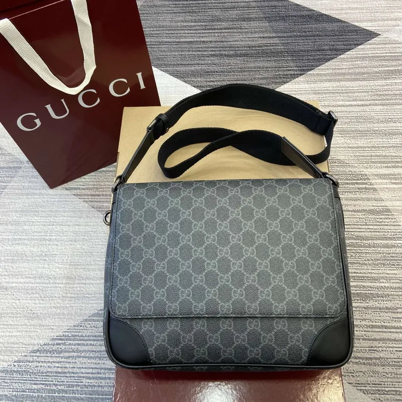 Gucci 821154 GG Emblem střední crossbody taška Černá