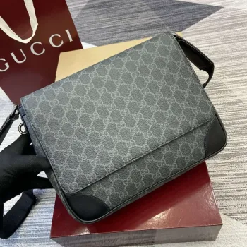 Gucci 821154 GG Emblem střední crossbody taška Černá