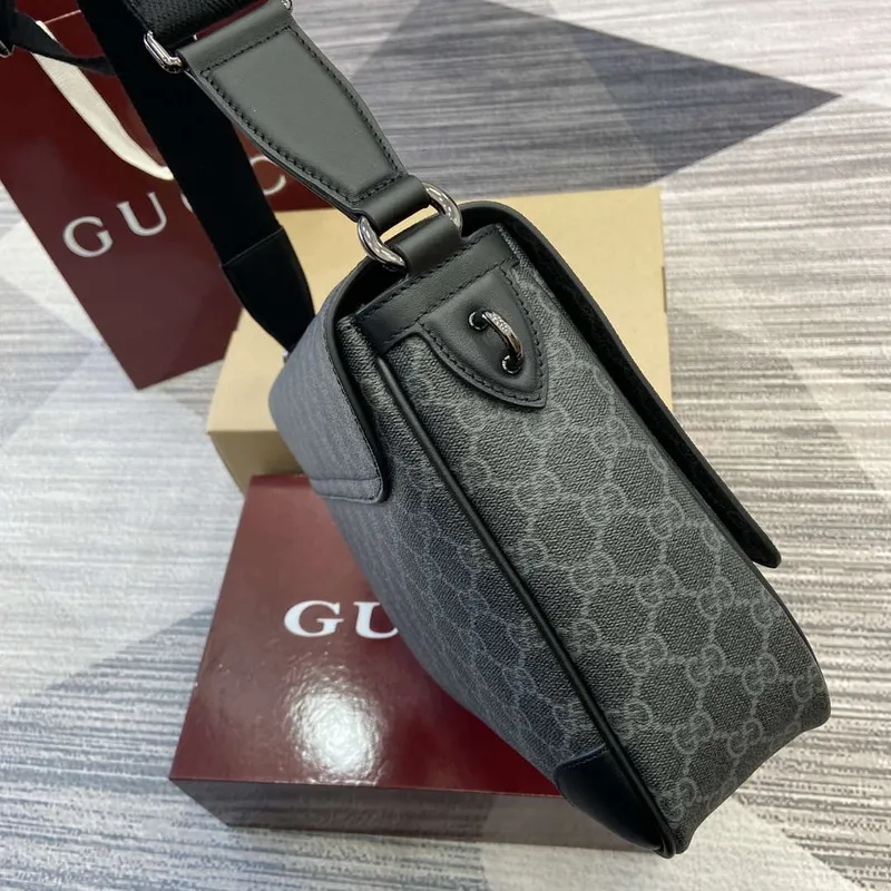 Gucci 821154 GG Emblem střední crossbody taška Černá
