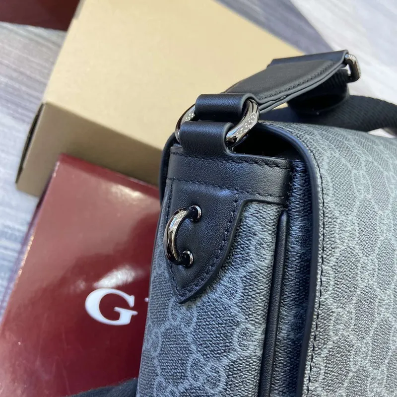 Gucci 821154 GG Emblem střední crossbody taška Černá