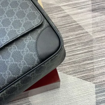 Gucci 821154 GG Emblem střední crossbody taška Černá