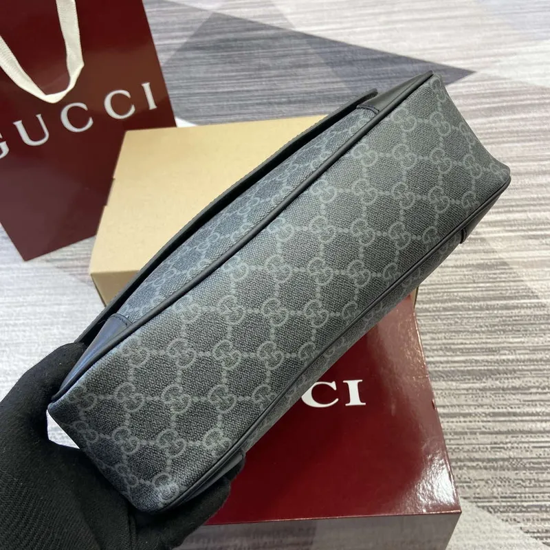 Gucci 821154 GG Emblem střední crossbody taška Černá