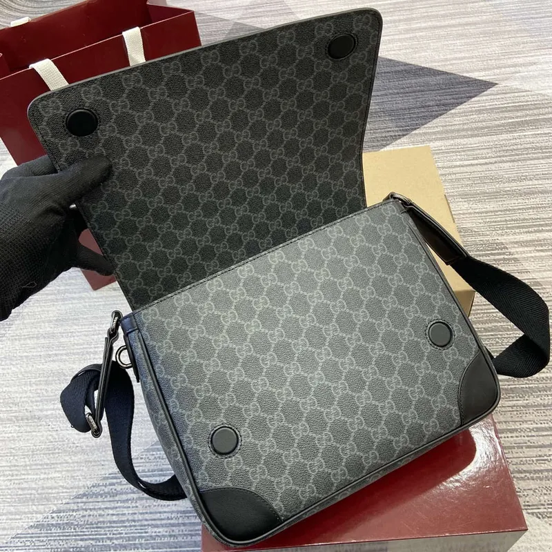 Gucci 821154 GG Emblem střední crossbody taška Černá