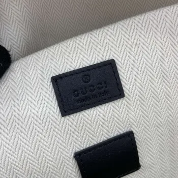 Gucci 821159 GG Emblem Střední Batoh Černý