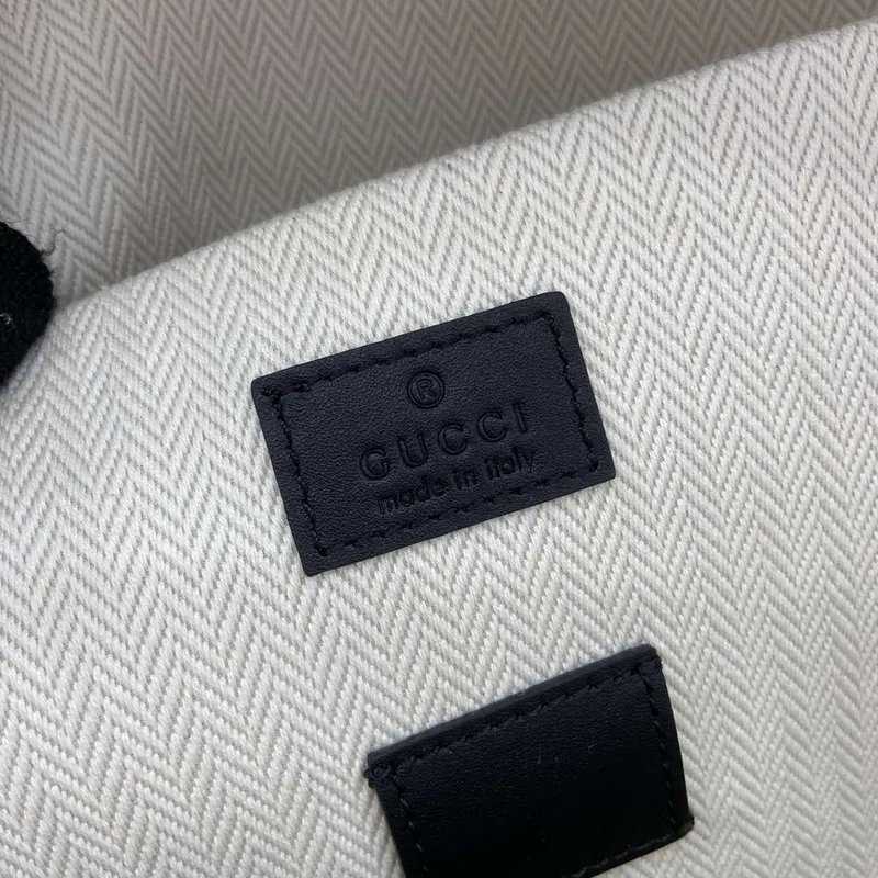 Gucci 821159 GG Emblem Střední Batoh Černý