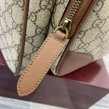 Gucci 821159 GG Emblem Střední batoh Béžový a tmavě hnědý