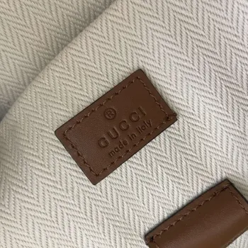 Gucci 821159 GG Emblem Střední batoh Béžový a tmavě hnědý