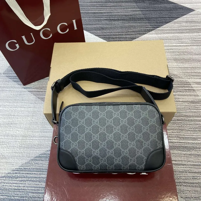 Gucci 821155 GG Emblem malá crossbody taška Černá