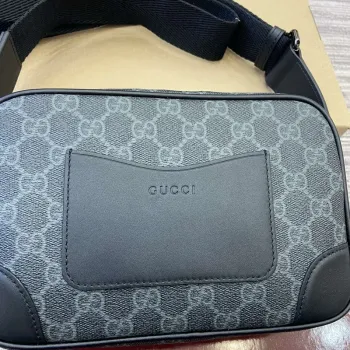 Gucci 821155 GG Emblem malá crossbody taška Černá