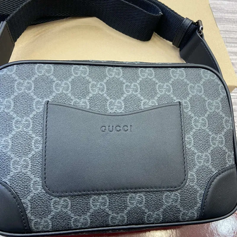 Gucci 821155 GG Emblem malá crossbody taška Černá