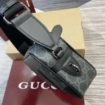 Gucci 821155 GG Emblem malá crossbody taška Černá