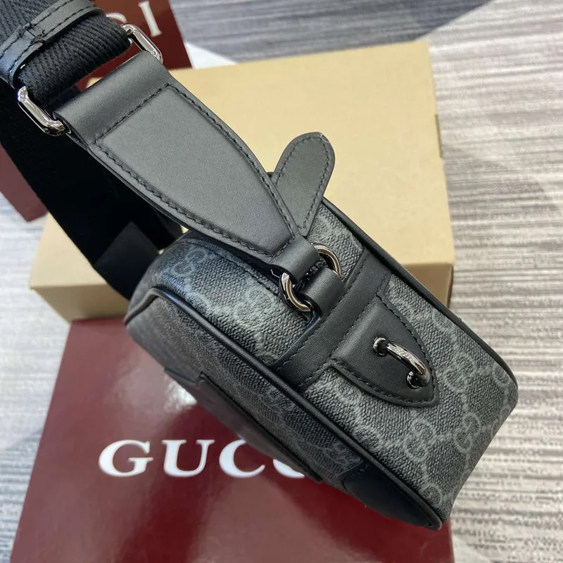 Gucci 821155 GG Emblem malá crossbody taška Černá