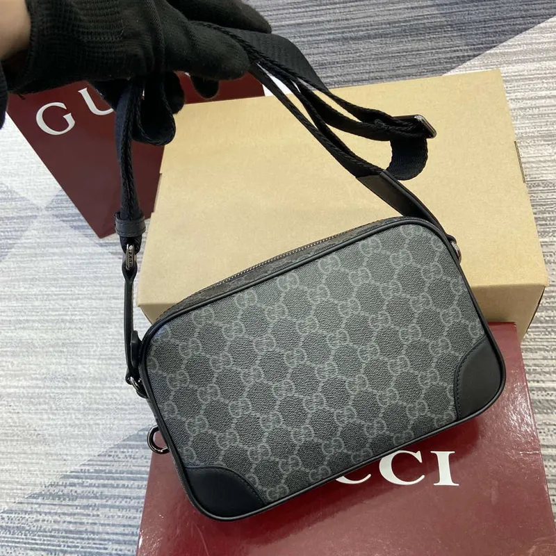 Gucci 821155 GG Emblem malá crossbody taška Černá