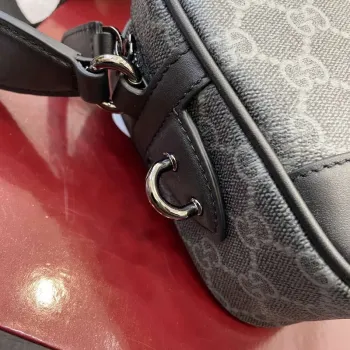 Gucci 821155 GG Emblem malá crossbody taška Černá